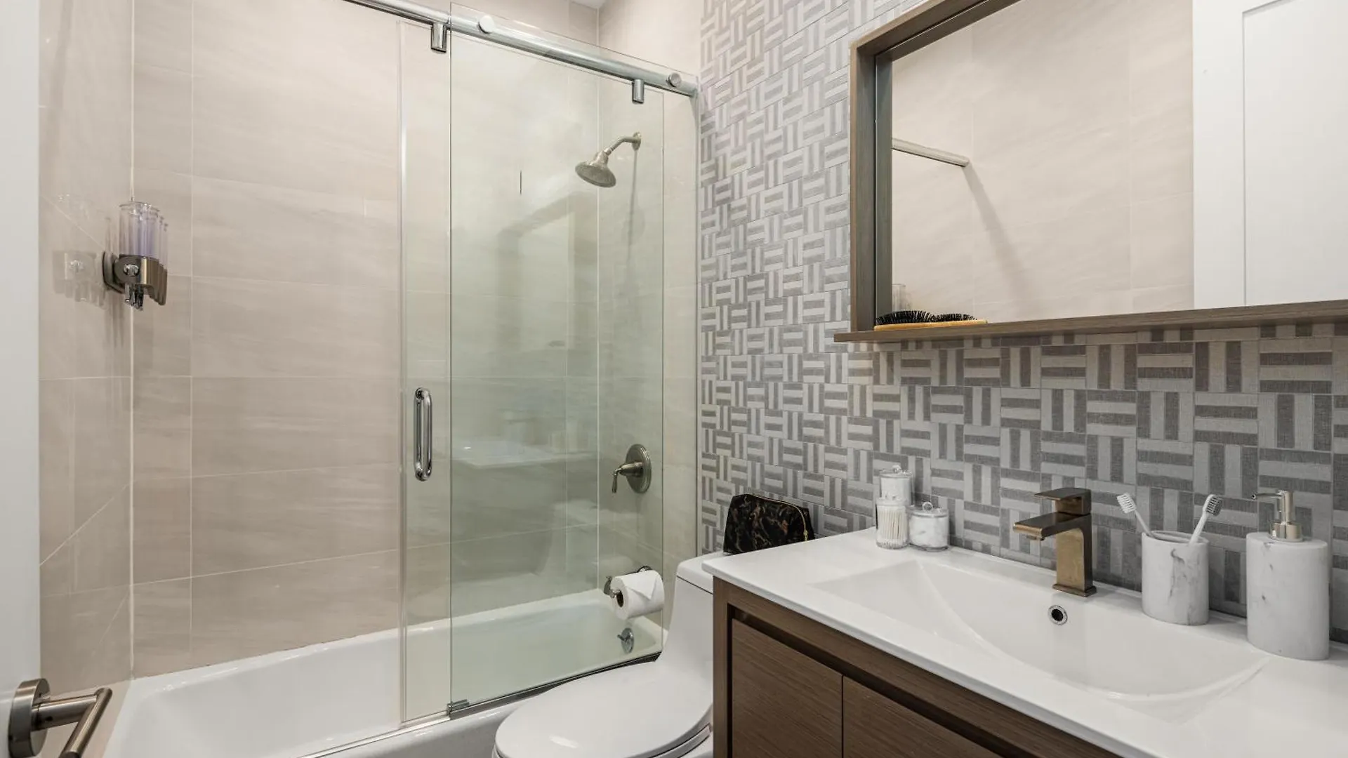 Stylish 3Br Designer Home In Harlem With Parking New York 0*,